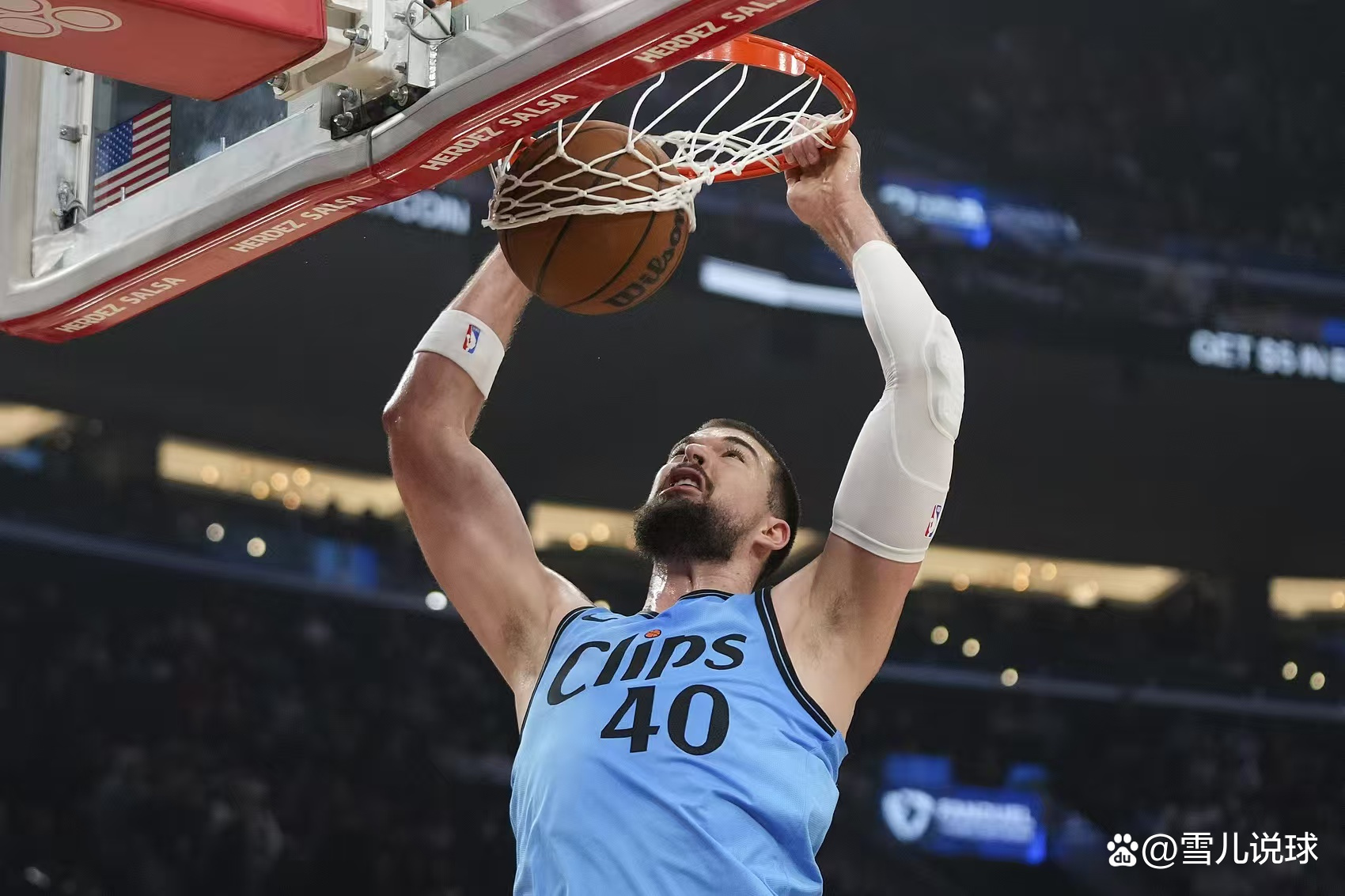 密尔沃基雄鹿训练开放日，关键时刻手感冰凉引欢呼，NBA季后赛在即，更衣室氛围转暖的简单介绍