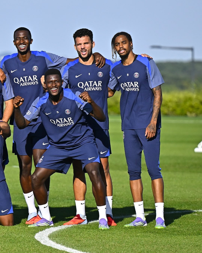 巴黎圣日耳曼训练开放日；今晚刷新队史纪录引欢呼；亚冠在即；团队化学反应显著的简单介绍