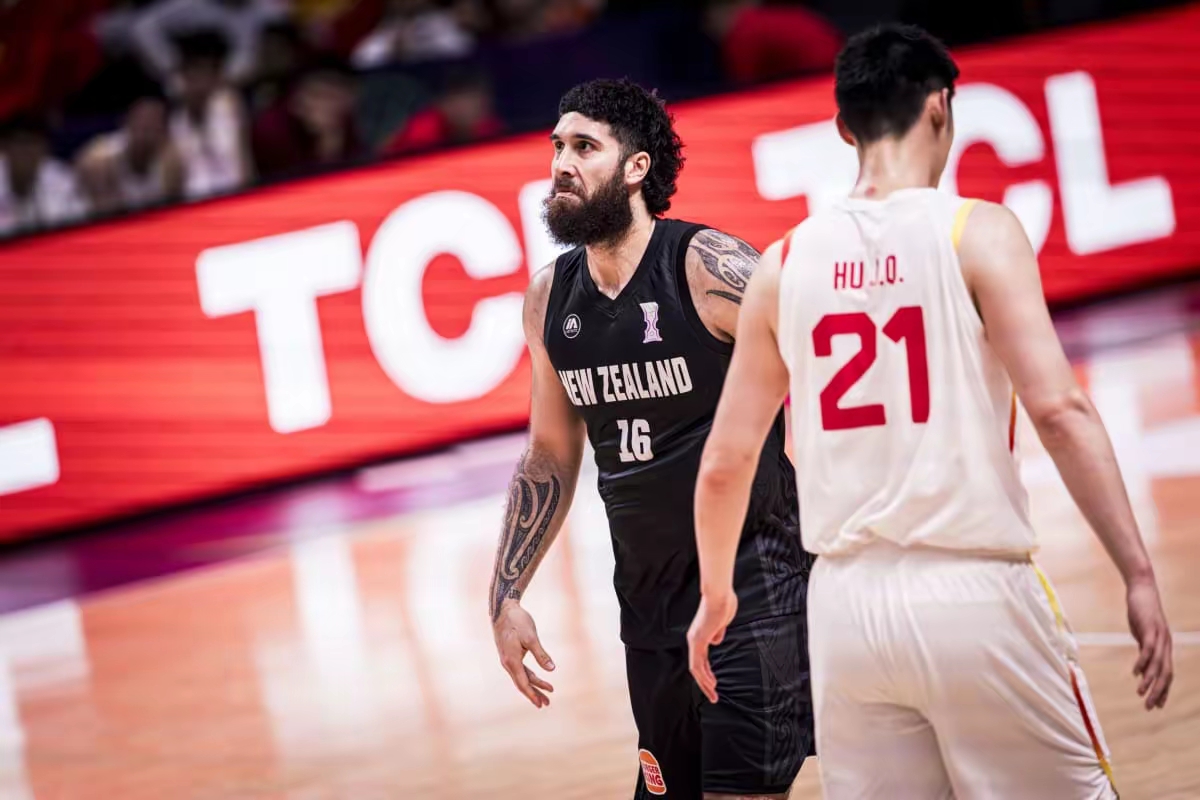 CBA常规赛冲刺阶段再迎强敌；明尼苏达森林狼迎来里程碑；主帅态度：底气十足；轮换策略成焦点(2025nba常规赛录像回放)